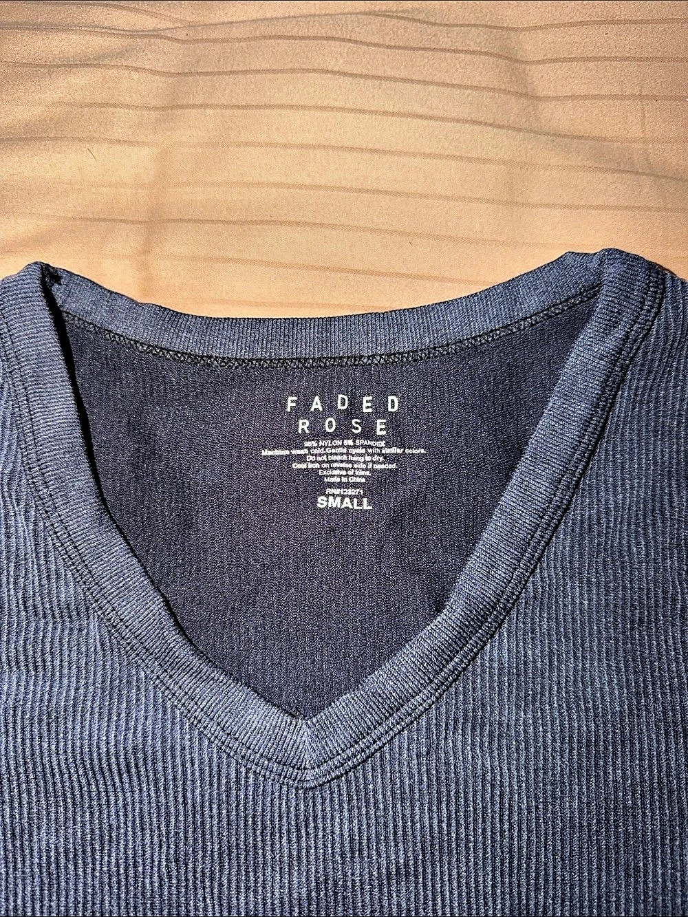 FADED ROSE Ribbed V-Neck Tee in Gray Small - Picture 2 of 2